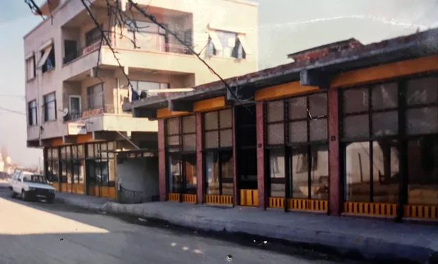 Eski mağaza vitrini, komşu bina ve sokağın aile arşivindeki görünümü