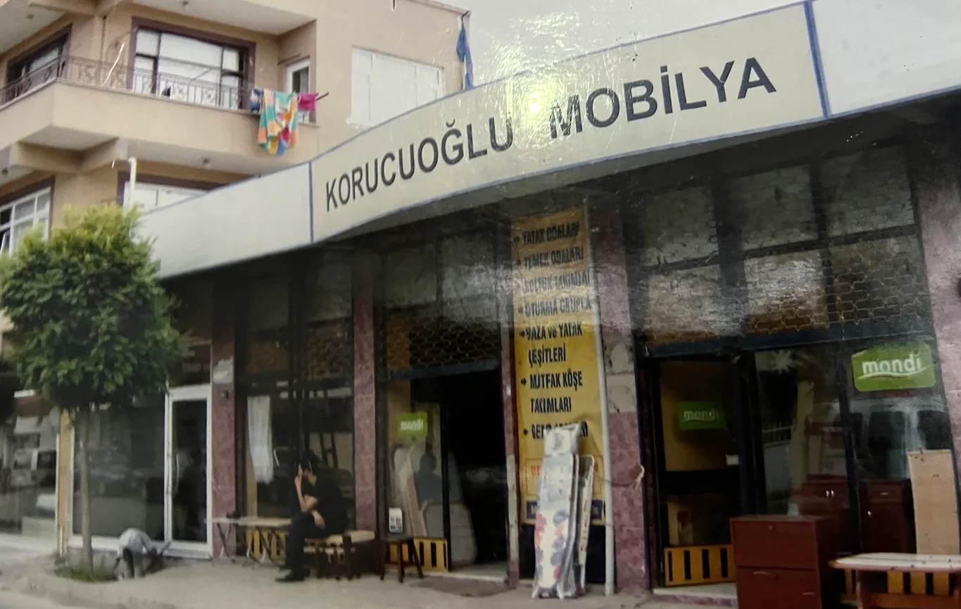 2007 arşivinden Korucuoğlu Mobilya’nın tabelalı mağaza cephesi